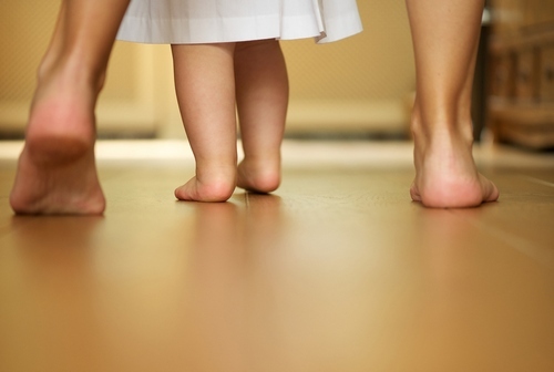 Как правильно научить ребёнка ходить
