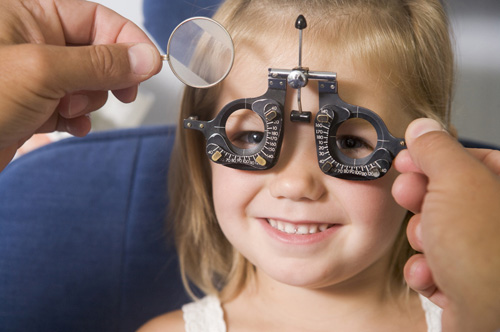Ребёнок часто моргает глазами: причины и лечение