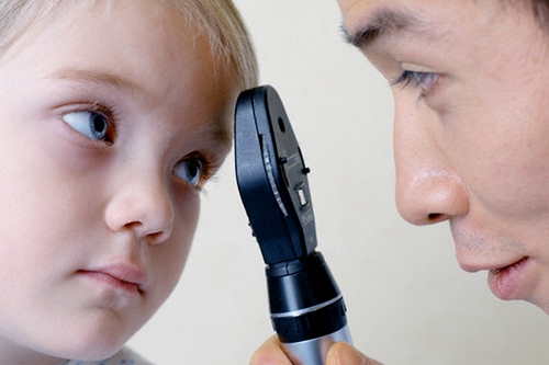 Ребёнок часто моргает глазами: причины и лечение
